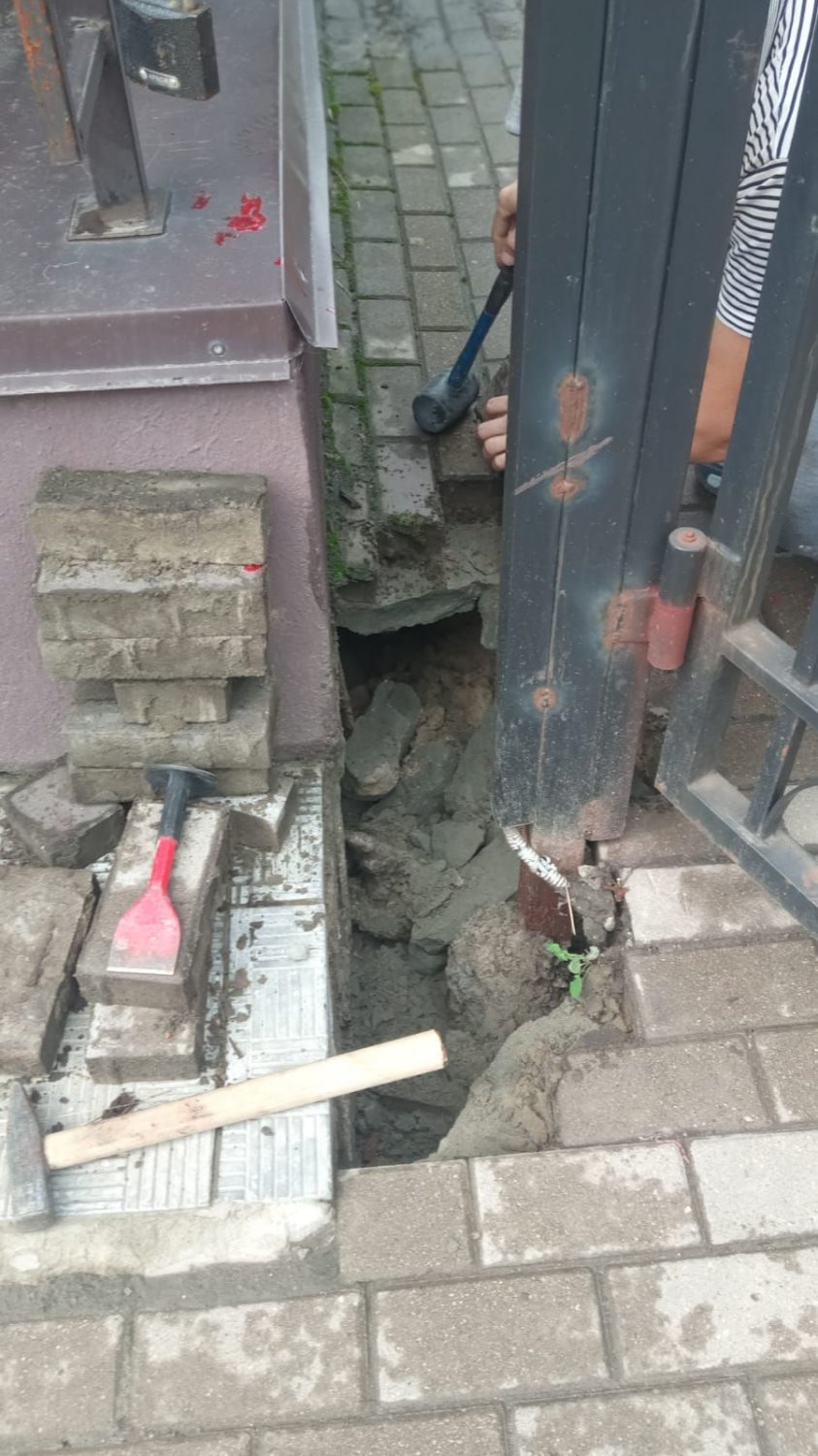 Разобран провал тротуарной плитки Советская 74