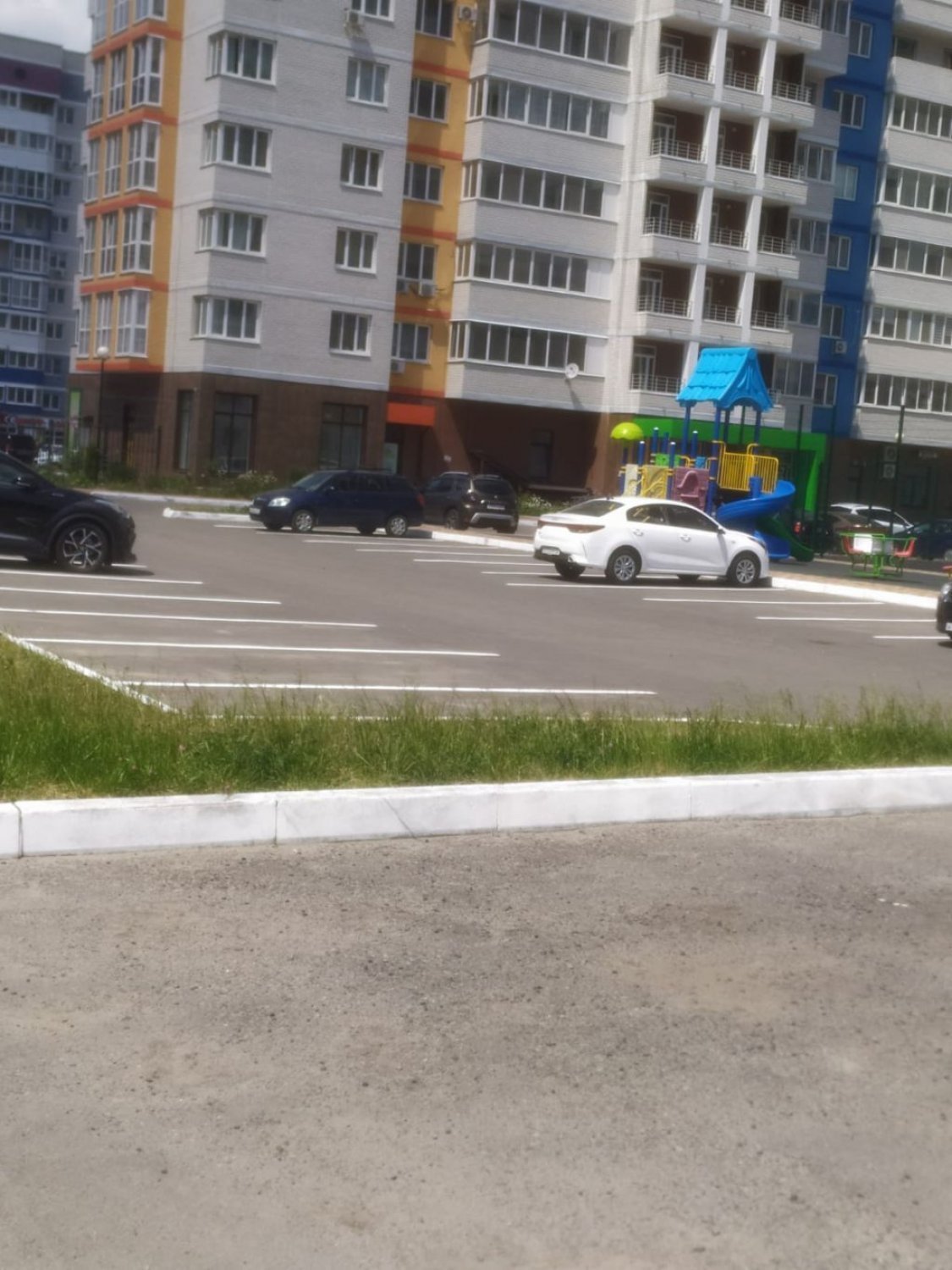 Нанесена разметка для парковки. Горбатова 20