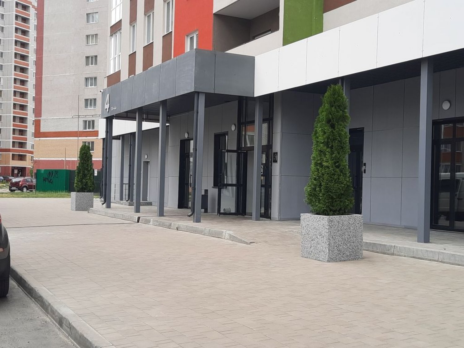 Произведена посадка туи в вазон четвертого подъезда. Горбатова 18