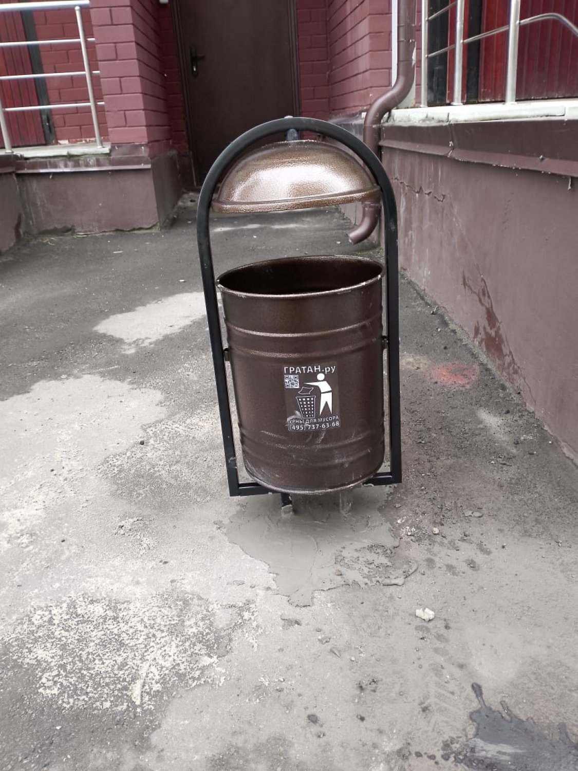 Произведена установка урн возле второго подъезда Степная 2б