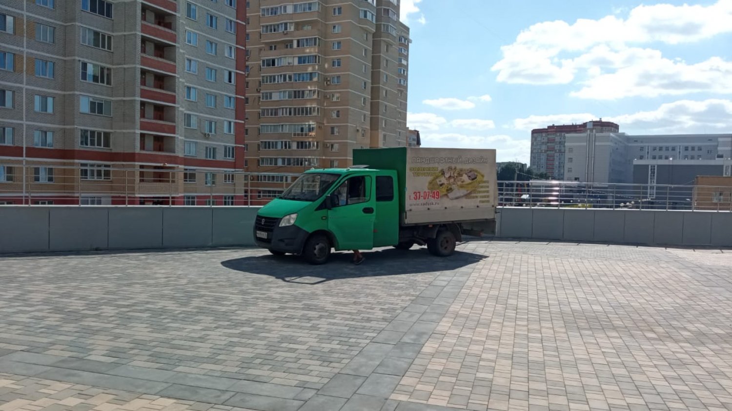 Результат после прополки зеленой зоны. Горбатова 18