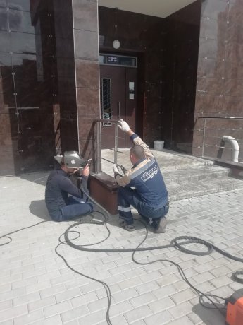 Произведен ремонт металлического ограждения у входа в подъезд. Горбатова 24