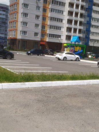 Нанесена разметка для парковки. Горбатова 20