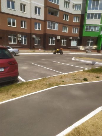 Нанесена разметка для парковки. Горбатова 24