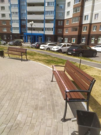 Произведена окраска лавочек. Горбатова 24