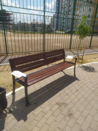 Произведена окраска лавочек. Горбатова 24