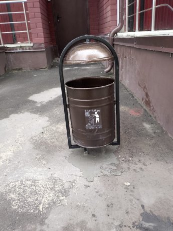 Произведена установка урн возле второго подъезда Степная 2б